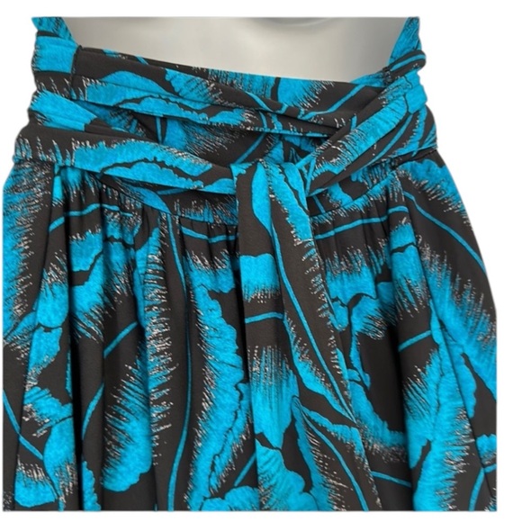 Backless dress - Picture 2 of 3